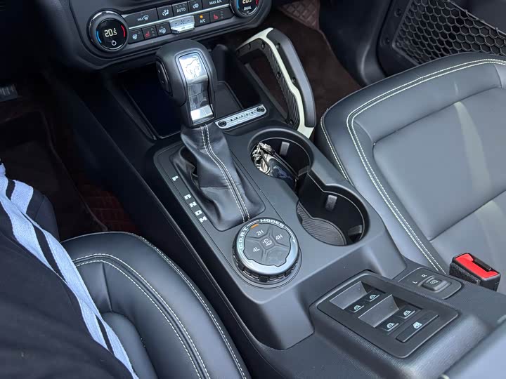 Photo 8 - Ford Bronco