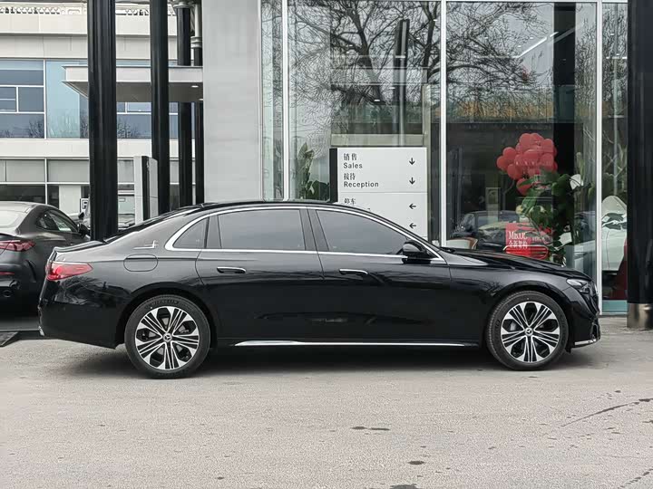 Фото 3 - Mercedes-Benz E-Class