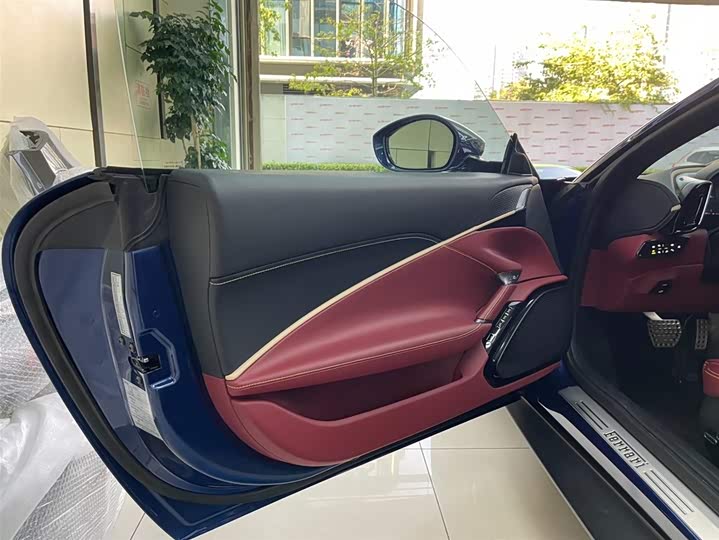 Фото 9 - Ferrari Roma