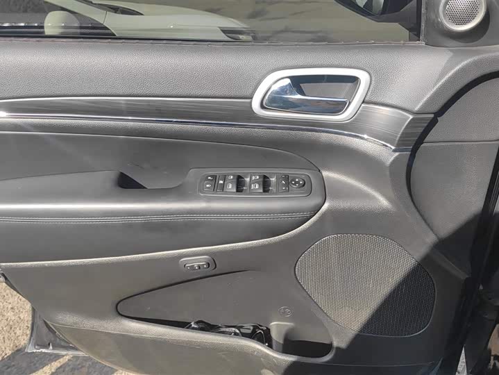 Photo 7 - Jeep Grand Cherokee