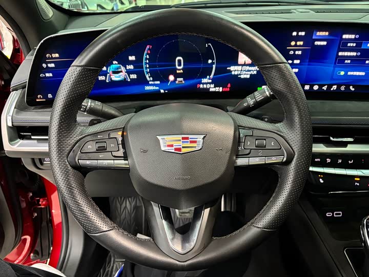 Фото 8 - Cadillac XT4