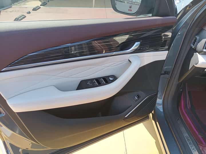 Фото 9 - Geely Monjaro