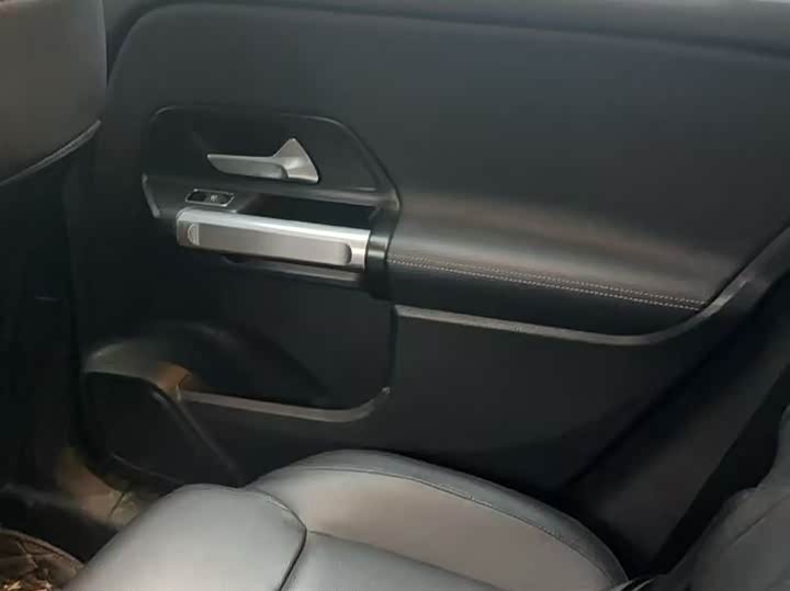 Фото 8 - Mercedes-Benz GLB-Class