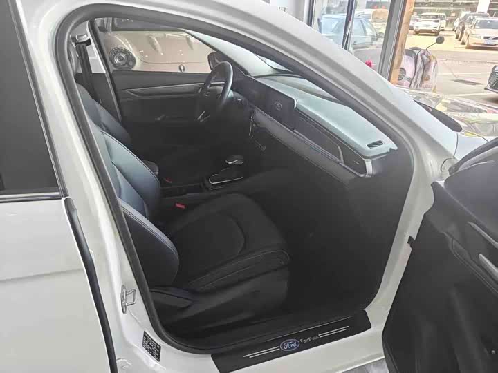 Photo 4 - Ford Escort