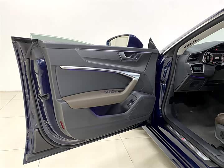 Фото 8 - Audi A7L