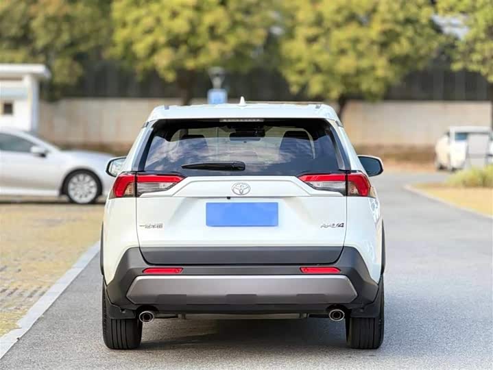 Фото 4 - Toyota RAV4