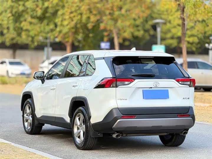 Фото 6 - Toyota RAV4