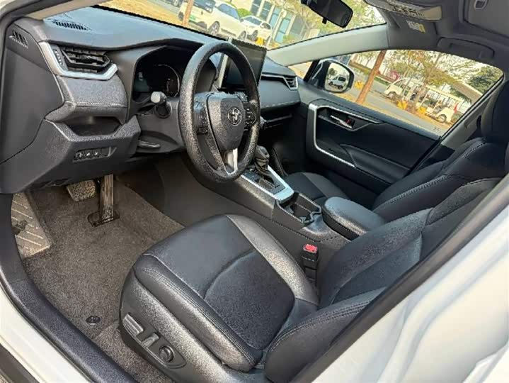 Фото 7 - Toyota RAV4