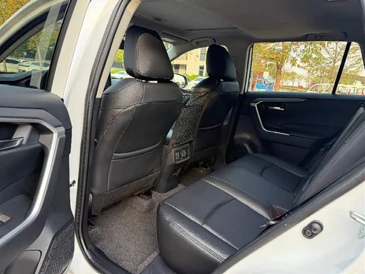 Фото 8 - Toyota RAV4