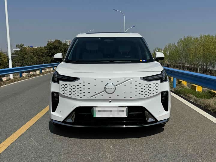 Фото 2 - Volvo EM90