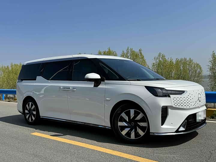 Фото 3 - Volvo EM90