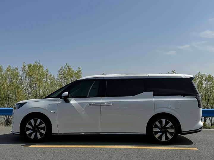 Фото 4 - Volvo EM90