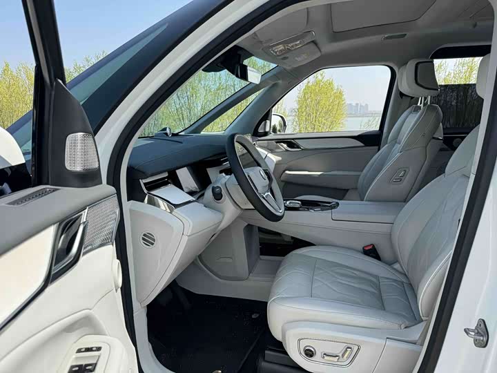 Фото 6 - Volvo EM90