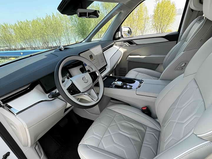 Фото 7 - Volvo EM90