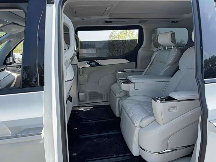 Фото 8 - Volvo EM90