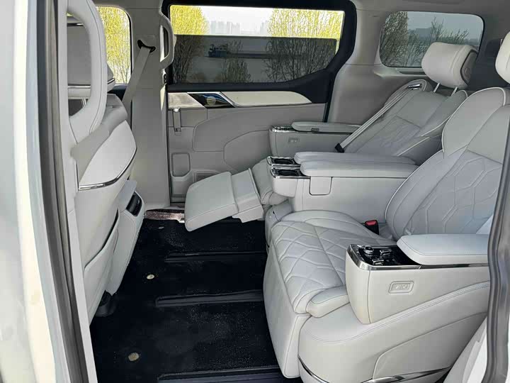 Фото 9 - Volvo EM90