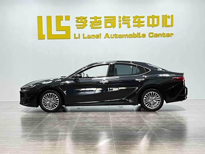 Фото 4 - Toyota Camry