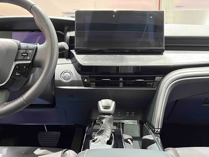 Фото 8 - Toyota Camry