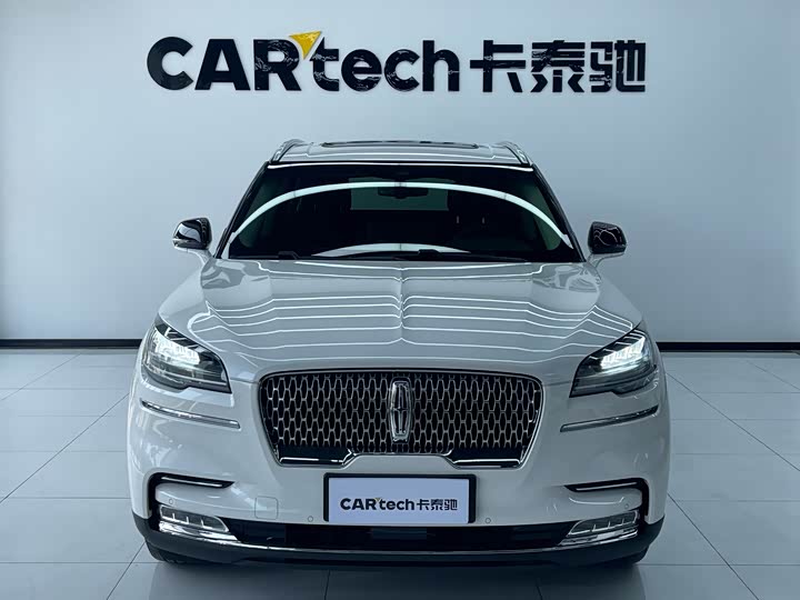 Photo 2 - Lincoln Aviator