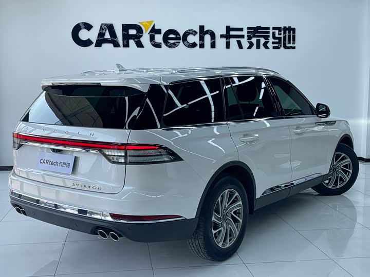 Photo 3 - Lincoln Aviator