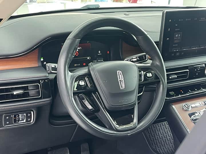 Photo 5 - Lincoln Aviator