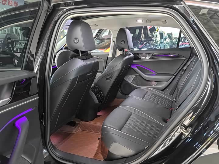 Photo 9 - Volkswagen Magotan