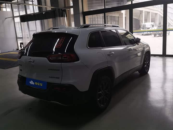 Фото 3 - Jeep Cherokee