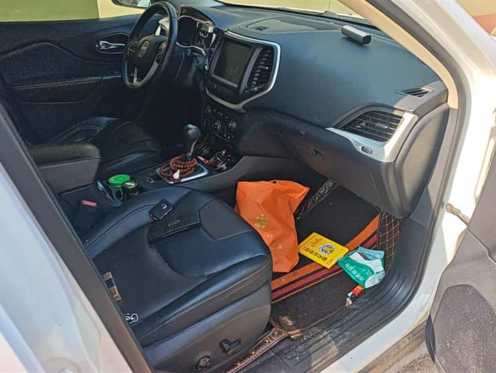 Фото 8 - Jeep Cherokee