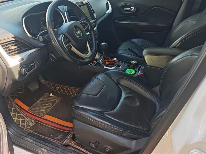 Фото 9 - Jeep Cherokee