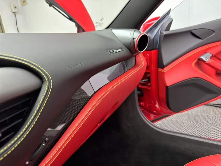 Фото 8 - Ferrari F8