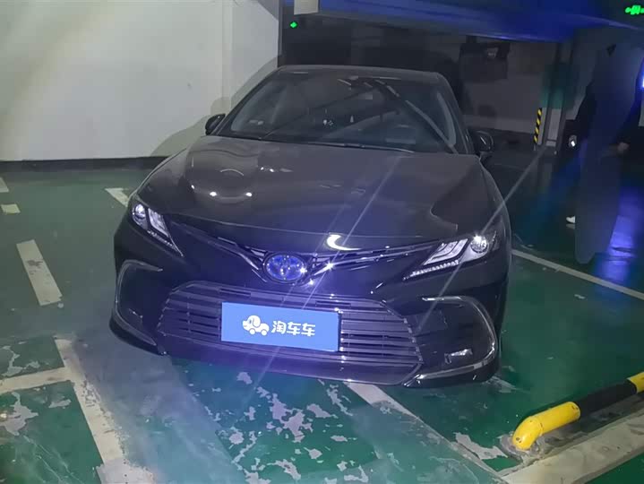 Фото 2 - Toyota Camry