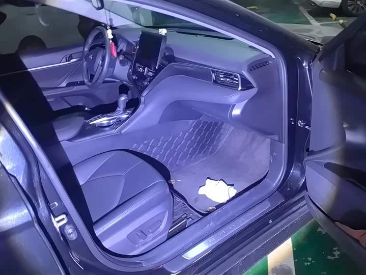 Фото 8 - Toyota Camry