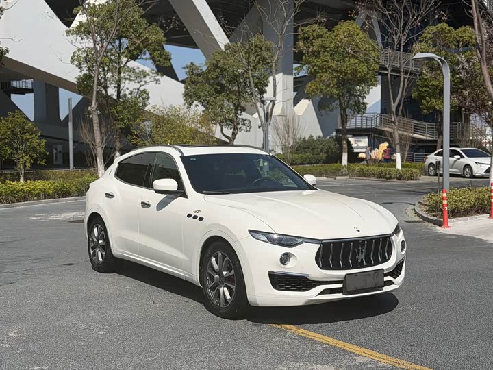 Фото 3 - Maserati Levante