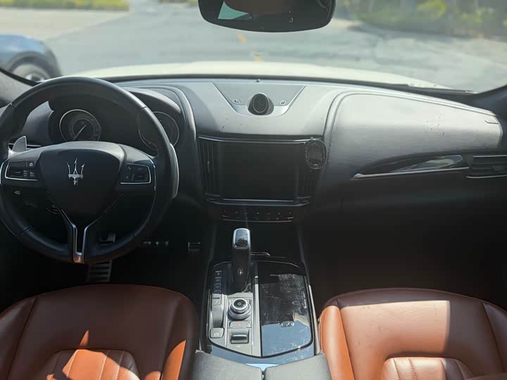 Фото 8 - Maserati Levante