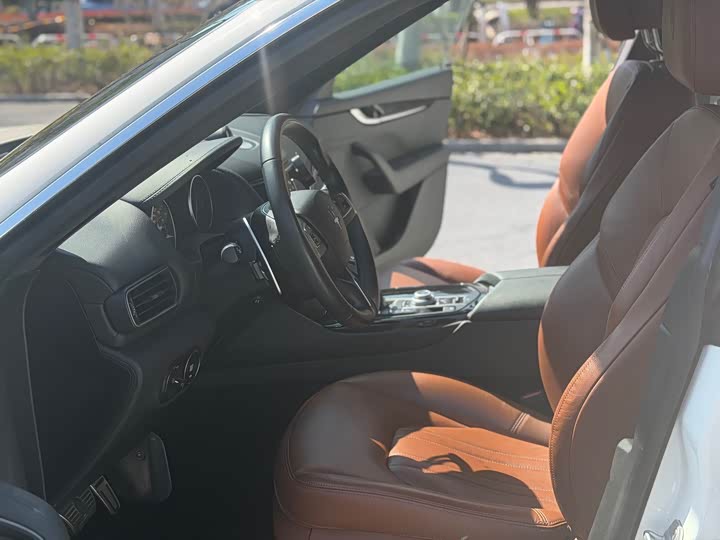 Фото 9 - Maserati Levante