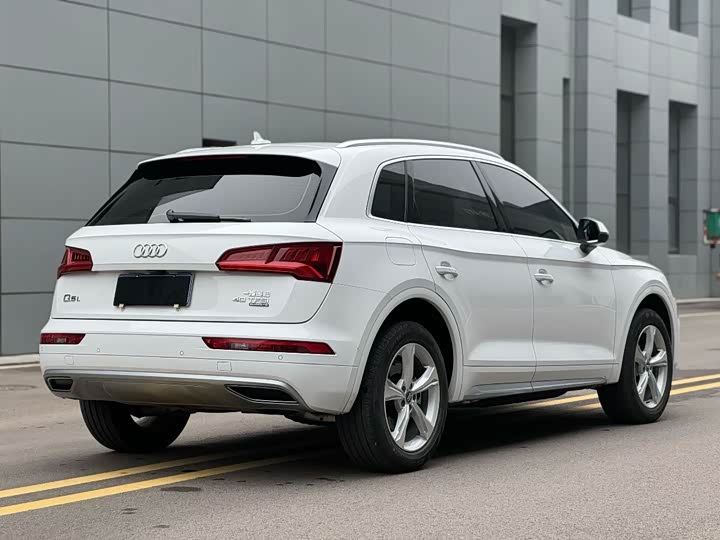 Фото 7 - Audi Q5L