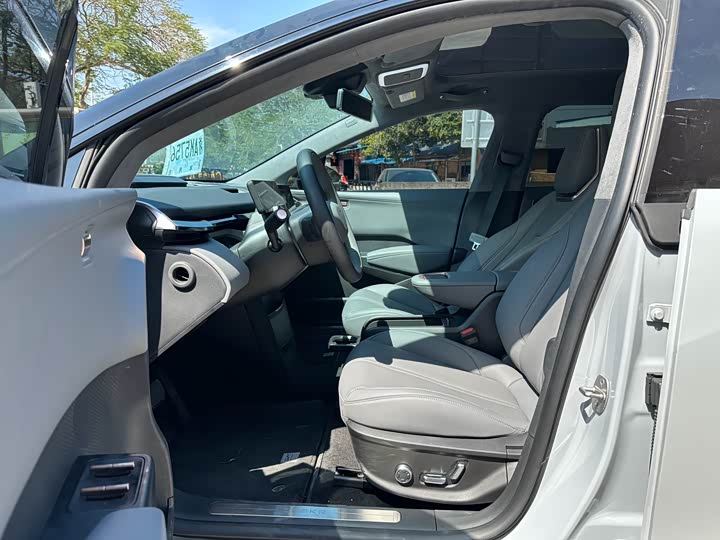 Фото 9 - Zeekr X