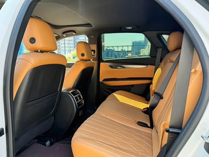 Фото 8 - Cadillac XT5