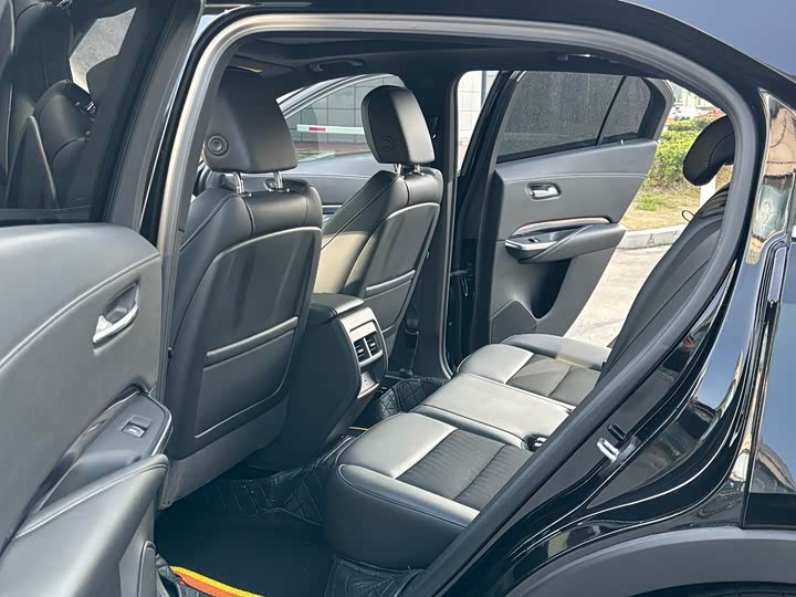 Фото 8 - Cadillac XT4