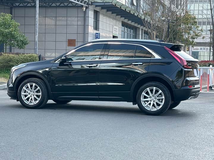 Фото 9 - Cadillac XT4