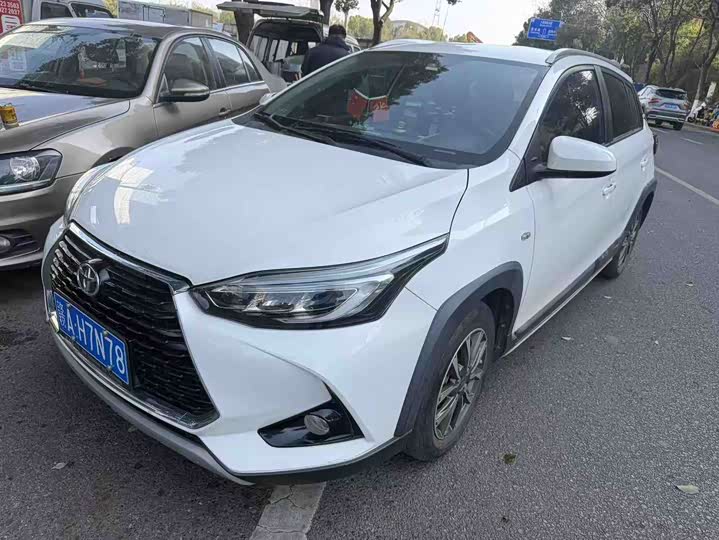 Фото 1 - Toyota Yaris L Hatchback