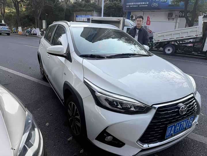 Фото 3 - Toyota Yaris L Hatchback