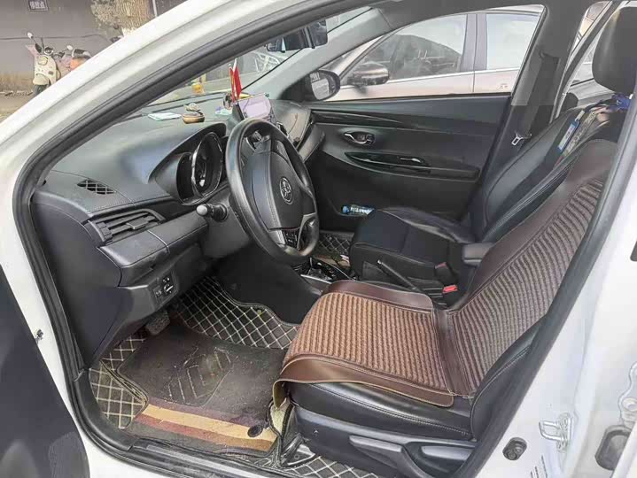 Фото 4 - Toyota Yaris L Hatchback