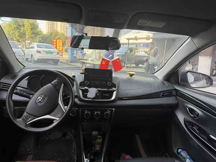 Фото 5 - Toyota Yaris L Hatchback