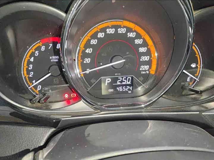 Фото 6 - Toyota Yaris L Hatchback