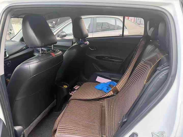 Фото 7 - Toyota Yaris L Hatchback