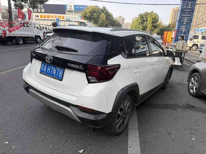 Фото 9 - Toyota Yaris L Hatchback