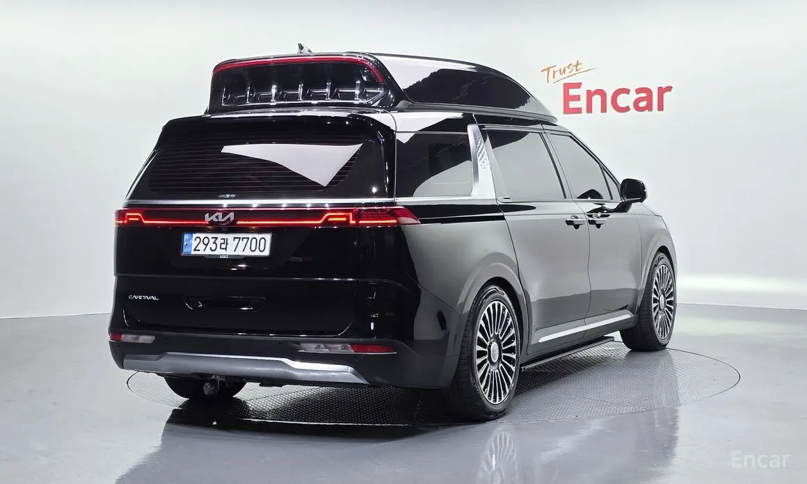 Photo 2 - Kia Carnival