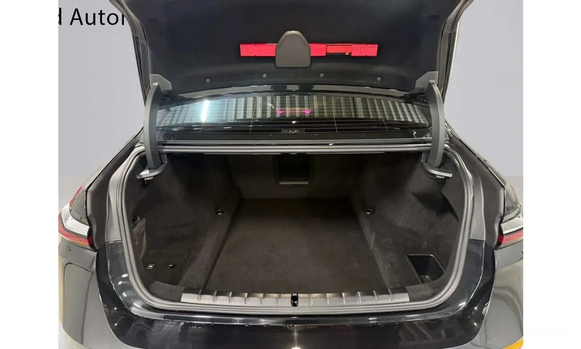 Photo 18 - BMW 7 Series