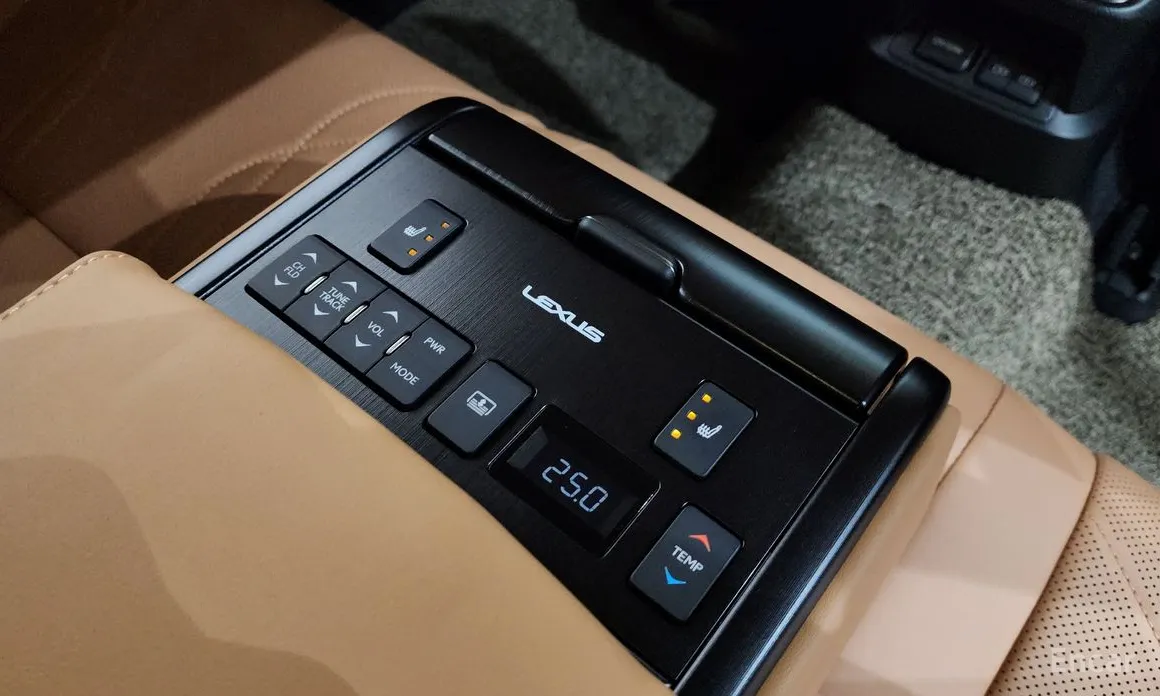 Фото 19 - Lexus ES